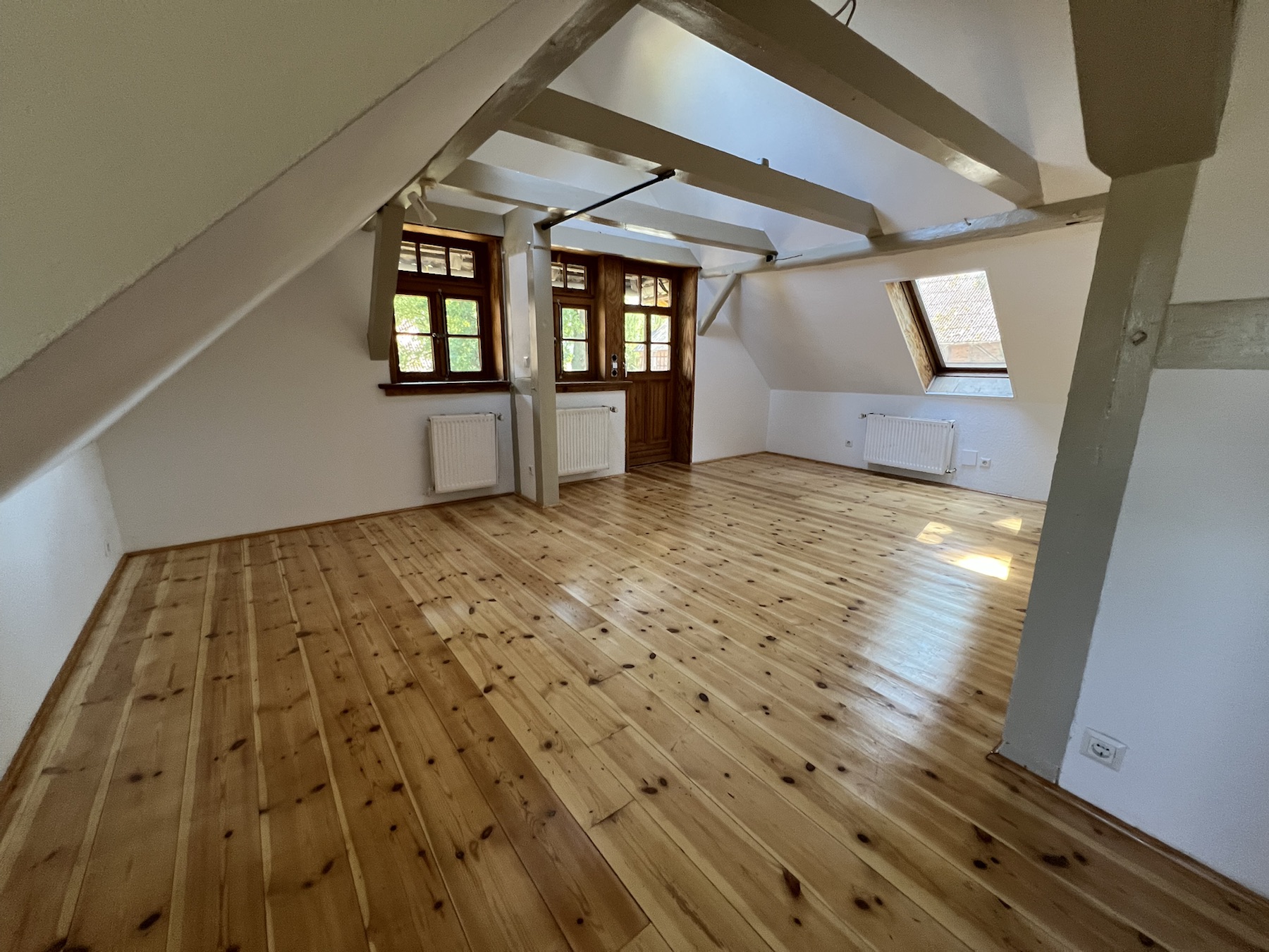 Großer Wohnraum im Dachgeschoss