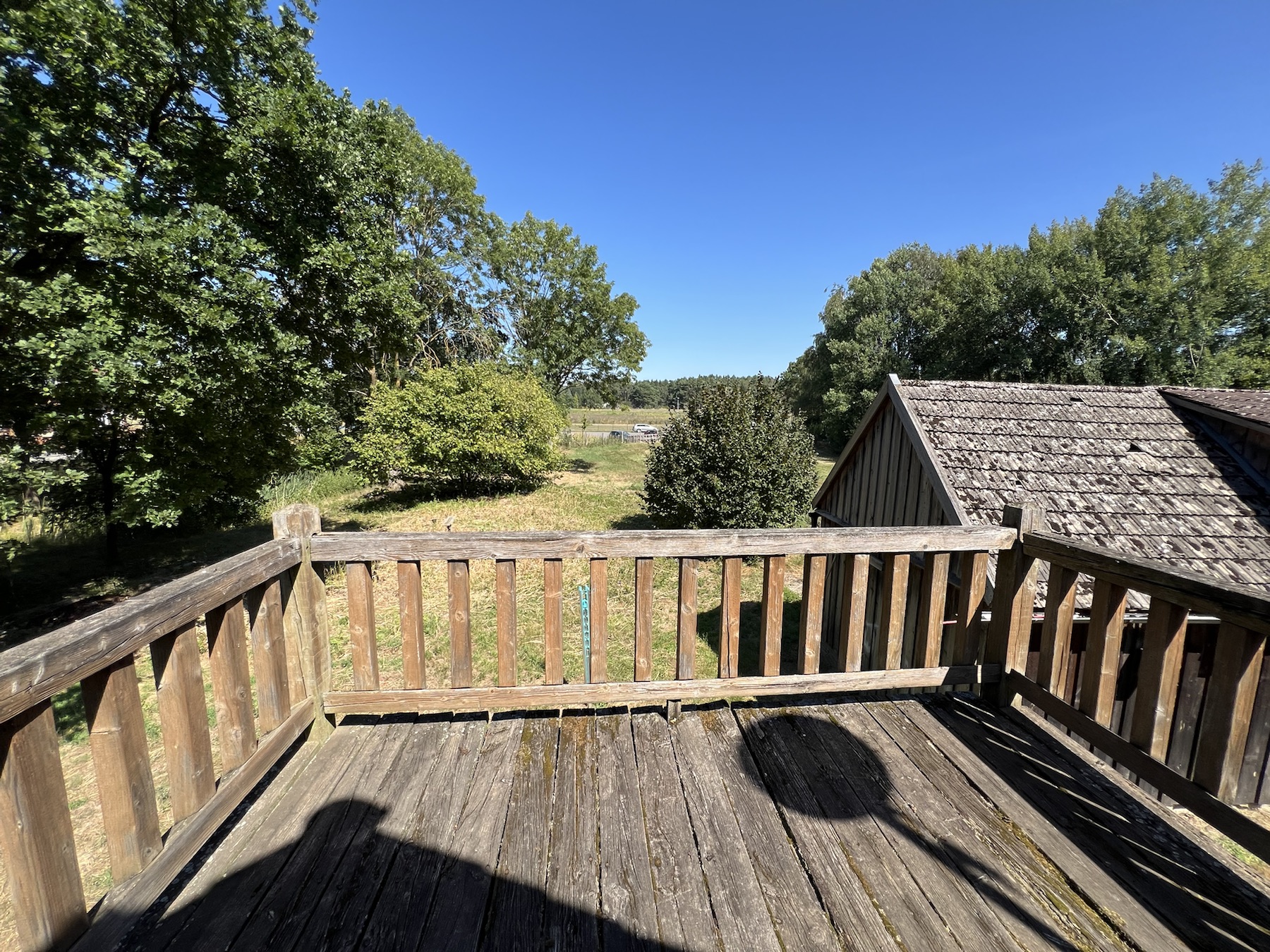 Blick vom Holzbalkon über die Wiese