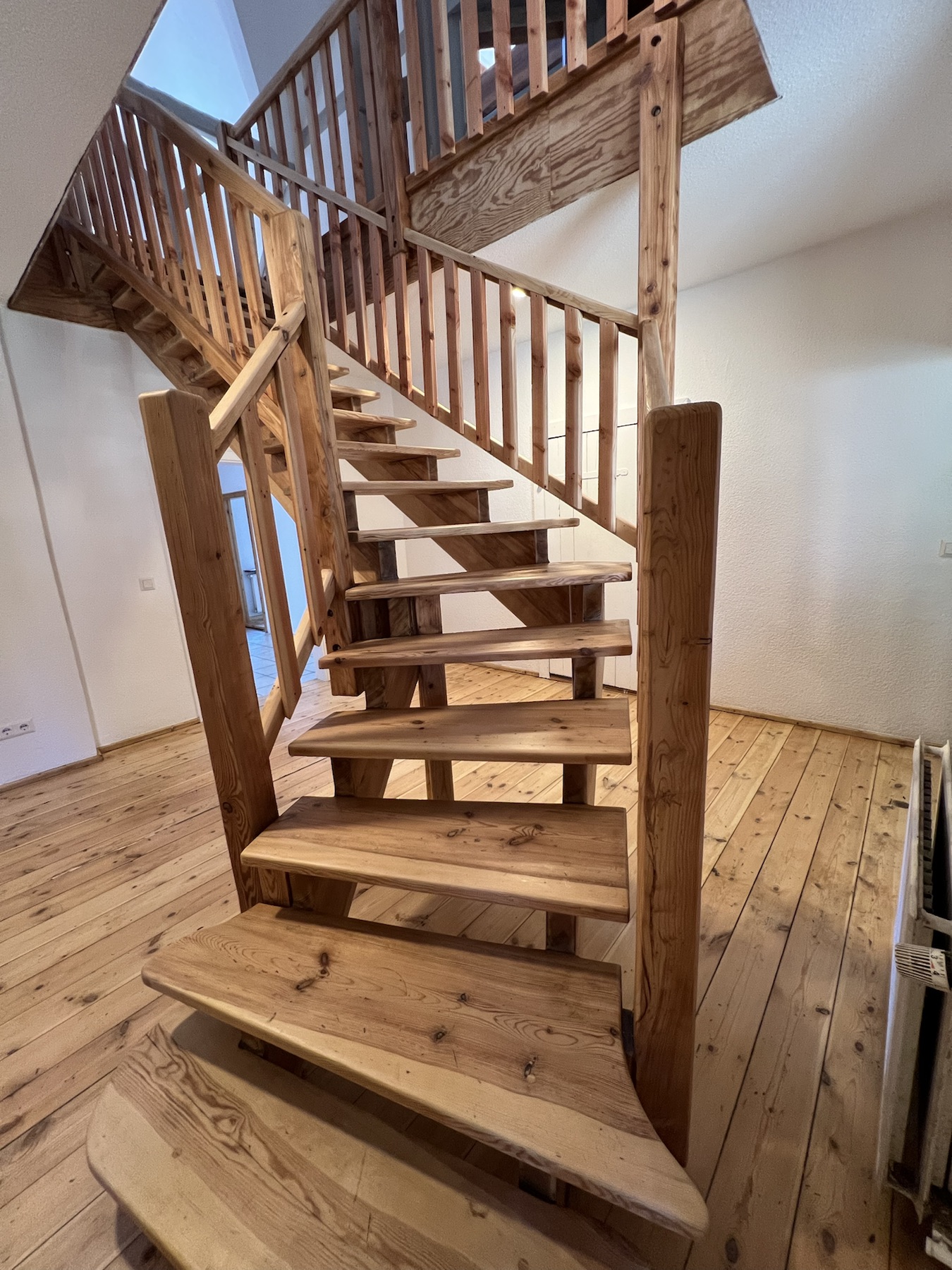 Aufgearbeitete Holztreppe